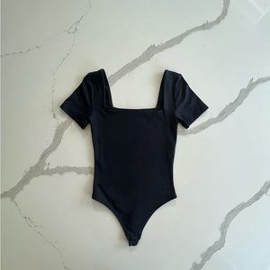 Aritzia Babaton Contour Squareneck Shortsleeve Bodysuit